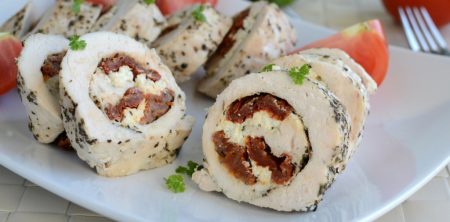 Roladki z kurczaka na parze z suszonymi pomidorami i fetą