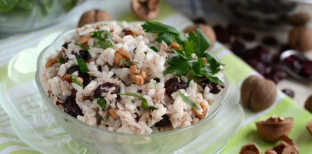 Sałatka tuńczykowa z orzechami i żurawiną