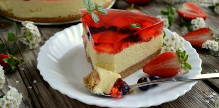 Torcik truskawkowy z kremem z kaszy manny