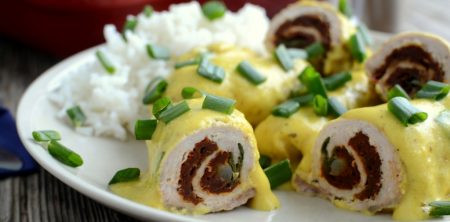 Schabowe roladki z suszonymi pomidorami w sosie serowym