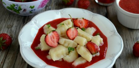 Śmietankowe kluseczki z musem truskawkowym