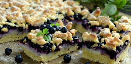 Kruche ciasto z jagodami i budyniem