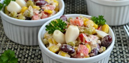 Kolorowa sałatka czosnkowa z tuńczykiem