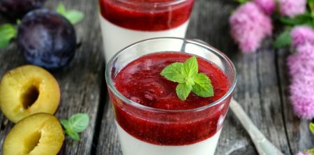 Deser piankowy ze śliwkami