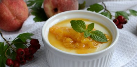 Waniliowa manna z sosem brzoskwiniowym