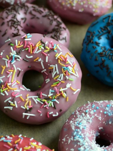 Donaty w kolorach tęczy