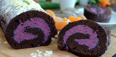 Rolada czekoladowa z kremem jagodowym