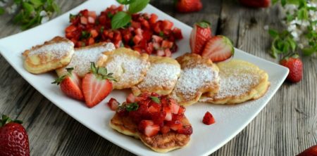 Placuszki jogurtowe z salsą truskawkową