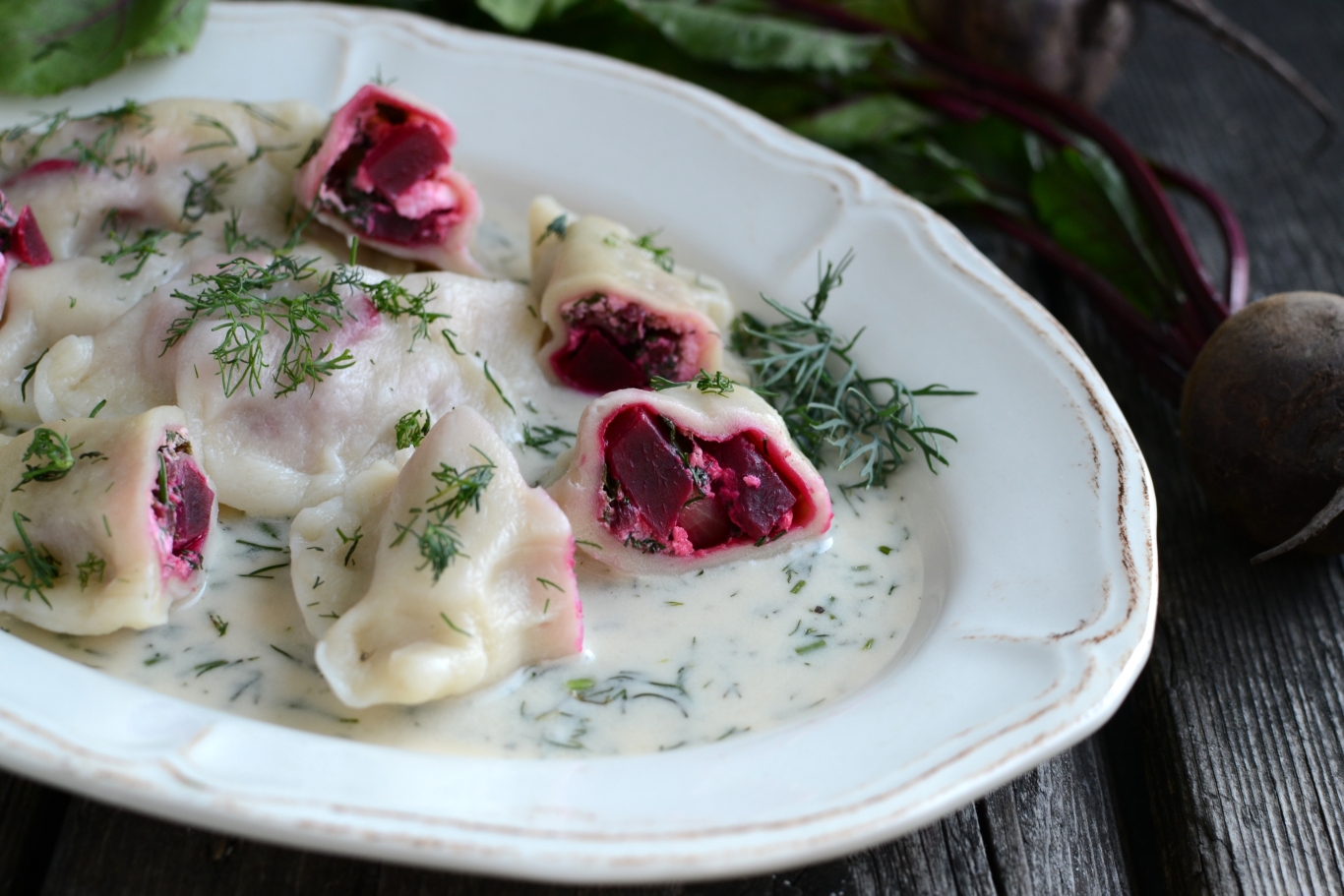 Pierogi z botwinką i fetą w sosie koperkowym
