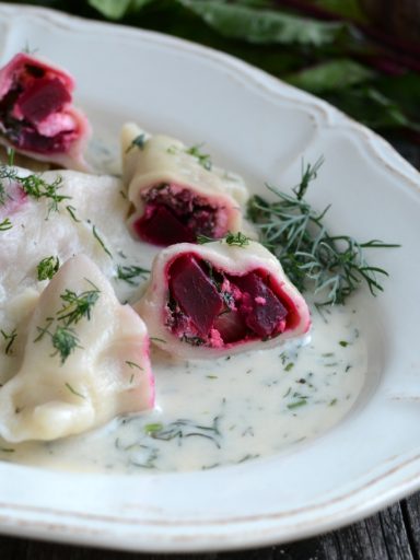 Pierogi z botwinką i fetą w sosie koperkowym