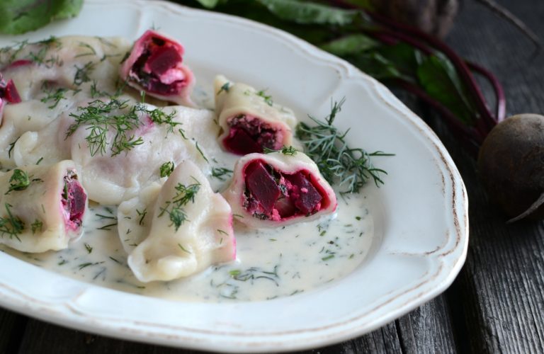 Pierogi z botwinką i fetą w sosie koperkowym