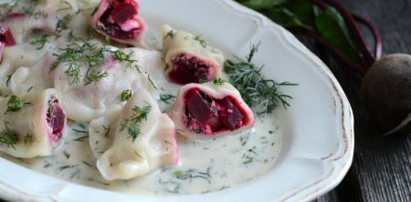 Pierogi z botwinką i fetą w sosie koperkowym