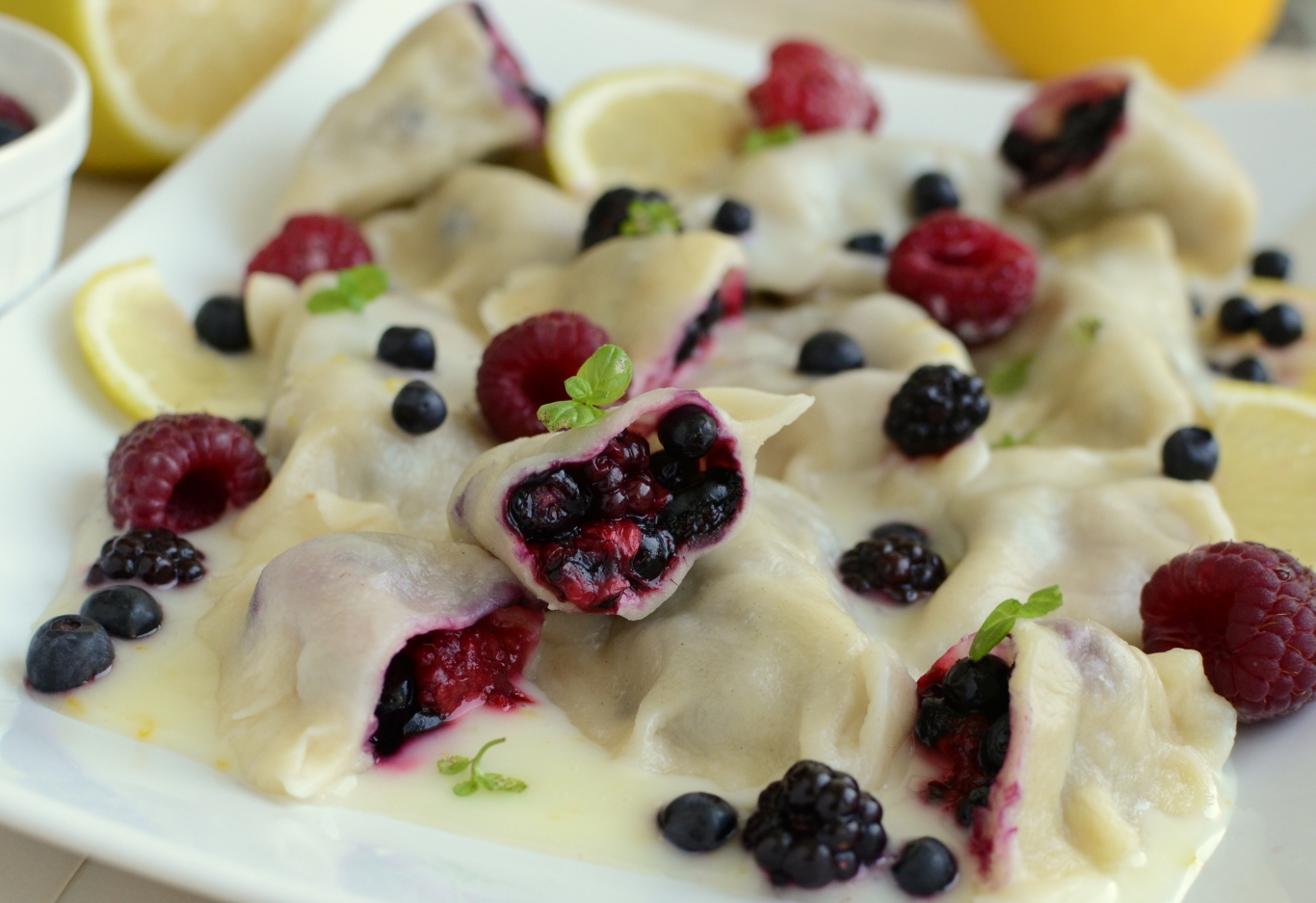 Pierogi z leśnymi owocami w sosie cytrynowym