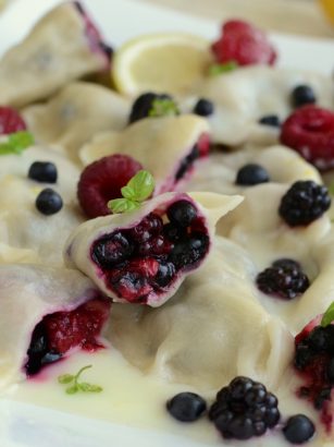 Pierogi z leśnymi owocami w sosie cytrynowym