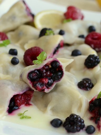 Pierogi z leśnymi owocami w sosie cytrynowym