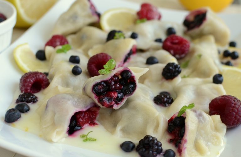 Pierogi z leśnymi owocami w sosie cytrynowym