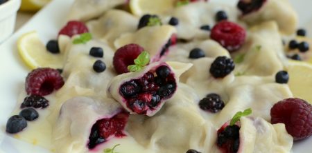 Pierogi z leśnymi owocami w sosie cytrynowym