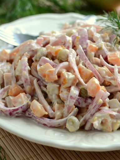 Sałatka z marynowaną czerwoną cebulą