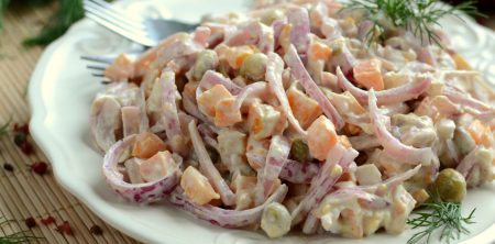 Sałatka z marynowaną czerwoną cebulą