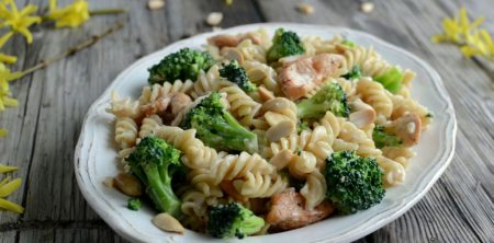 Makaron z masłem orzechowym i brokułami