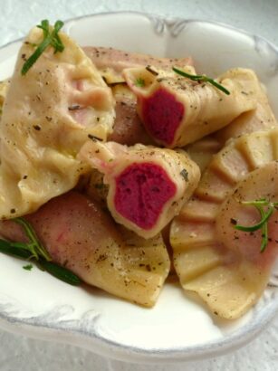 Ziemniaczano-buraczkowe pierogi z ricottą