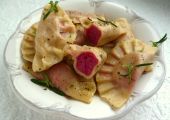 Ziemniaczano-buraczkowe pierogi z ricottą
