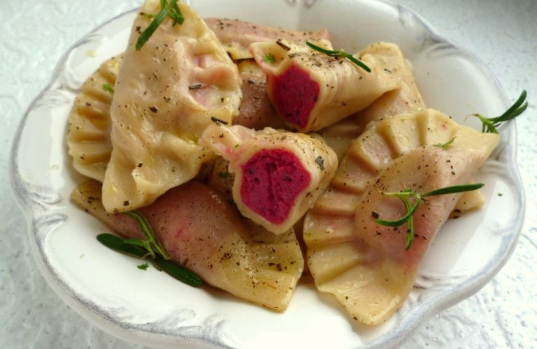 Ziemniaczano-buraczkowe pierogi z ricottą
