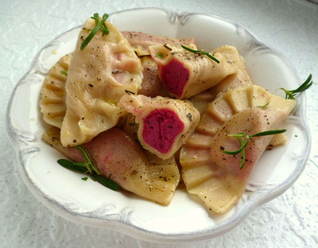Ziemniaczano-buraczkowe pierogi z ricottą