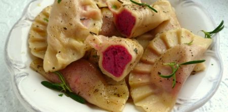 Ziemniaczano-buraczkowe pierogi z ricottą