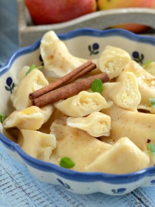 Pierogi z serem i jabłkami
