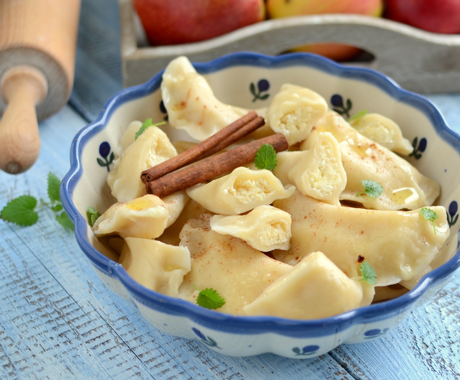 Pierogi z serem i jabłkami