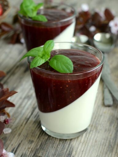 Pana cotta z sosem truskawkowym