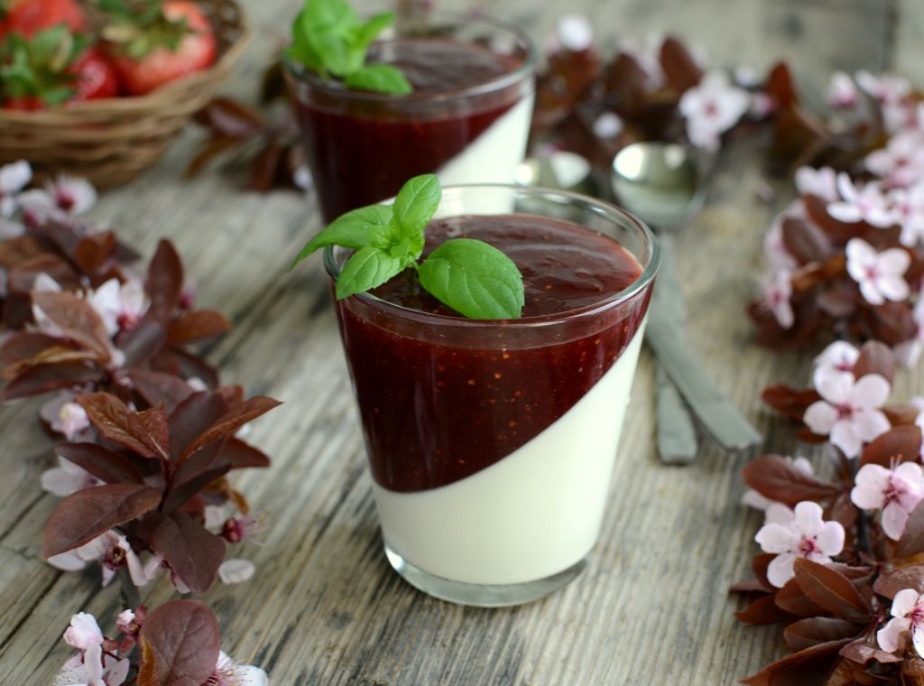 Pana cotta z sosem truskawkowym