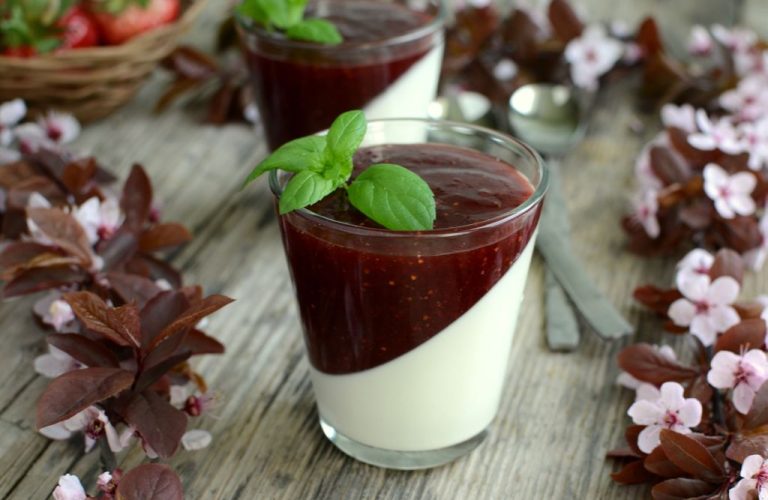Pana cotta z sosem truskawkowym