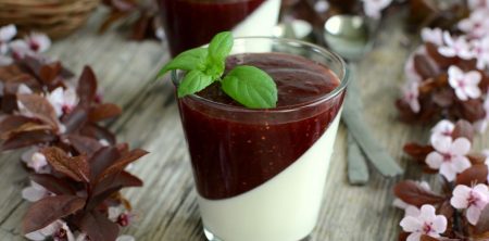 Pana cotta z sosem truskawkowym