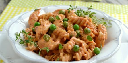 Kurczak w sosie śmietanowo-pomidorowym z zielonym groszkiem