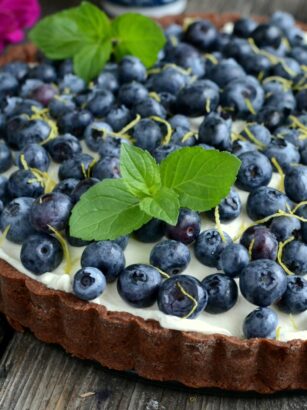 Czekoladowa tarta z borówkami i nutą cytrynową