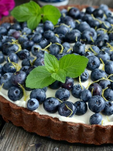 Czekoladowa tarta z borówkami i nutą cytrynową