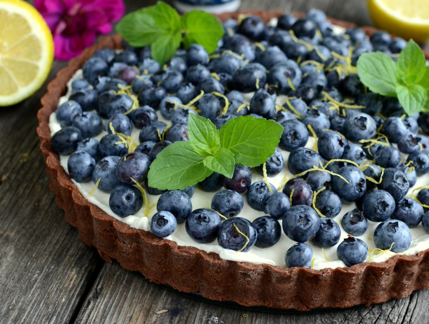 Czekoladowa tarta z borówkami i nutą cytrynową