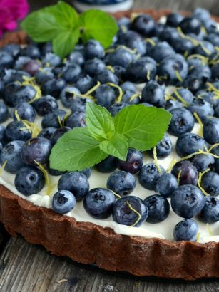 Czekoladowa tarta z borówkami i nutą cytrynową