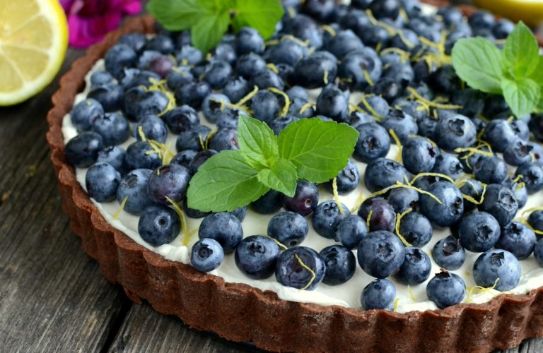 Czekoladowa tarta z borówkami i nutą cytrynową