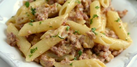 Makaron w kremowym sosie kiełbaskowym