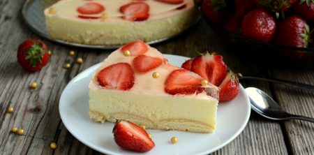 Ciasto z kremem bawarskim i truskawkami