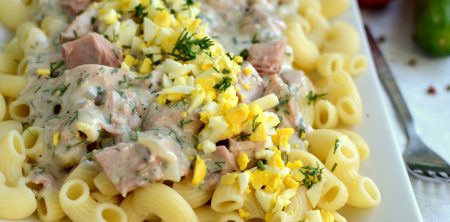 Makaron w sosie koperkowym z tuńczykiem i jajkiem