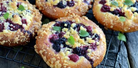 Drożdżówki z leśnymi owocami