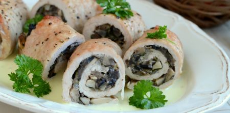 Roladki schabowe z grzybami w sosie śmietanowym