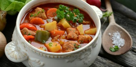 Staropolska zupa gulaszowa z karkówką