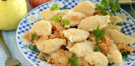 Kluski kładzione z jabłkami