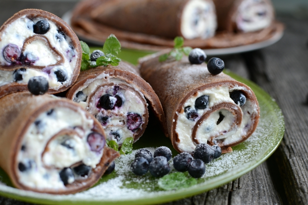 Czekoladowe naleśniki z jagodami i mascarpone