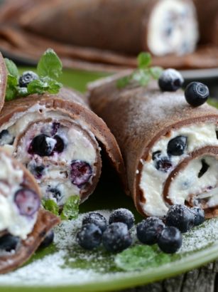 Czekoladowe naleśniki z jagodami i mascarpone